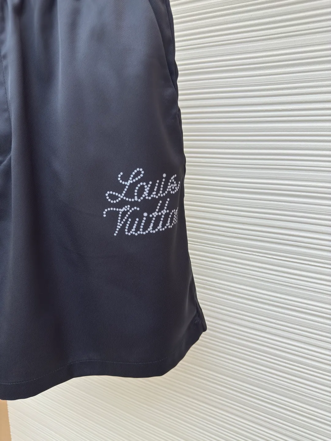 LOUIS VUITTON Floral Print Letter Nigo Mulberry Silk Shorts ●Authentic product: Purchased and developed for 12900 ●Item number: 1680657-A65 ●Fabric: mulberry silk fabric ●Technology: Printing ●Version: Fitted version ●Weight: about 220 grams ●Size: Continuing Nigo's admiration for Japanese workwear aesthetics. The embellishment of pearlescent dots echoes the cherry blossom-inspired camouflage of the Sakura Damoflage pattern in the series. The printing adopts direct injection process. Custom woven and dyed, no color difference from the original. The ingenious craftsmanship is perfectly restored, the three standards are complete, and the accessories are customized. The overall wiring is straight and delicate, the fabric is comfortable and soft, and the color is consistent without color difference. It can be matched with the same style to create a fashionable look and control various occasions. Customized accessories, complete with three standards, same style for men and women!